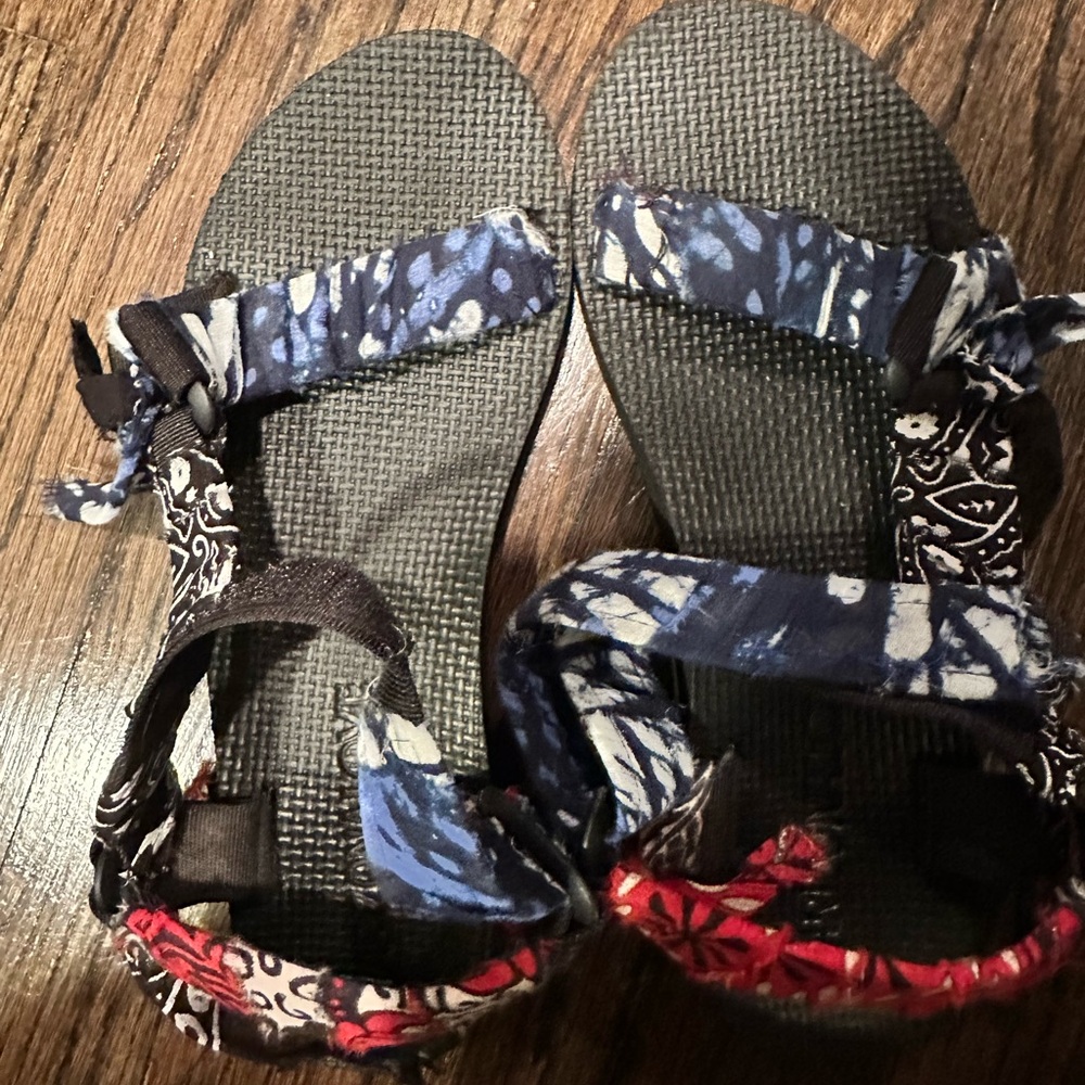 ARIZONA LOVE Trekky Bandana Print Sandals